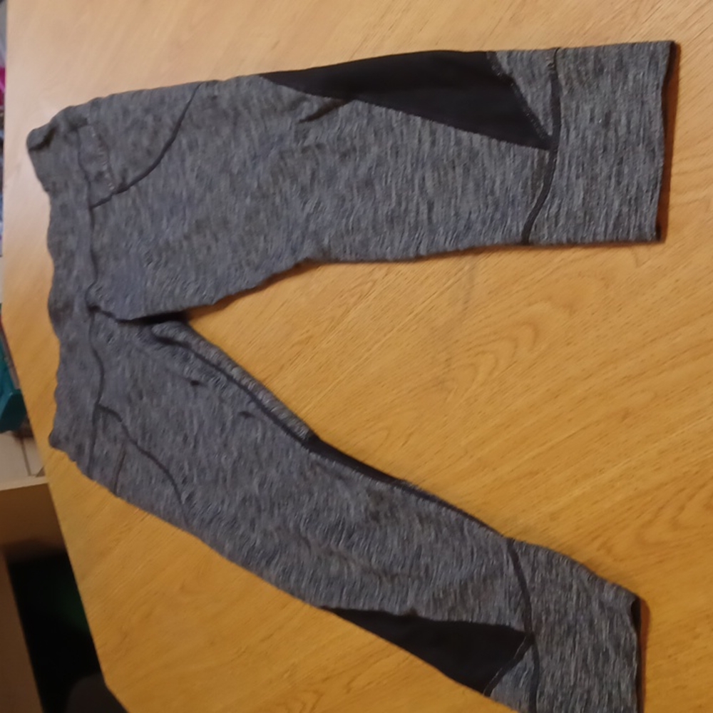 ATHLETA Size large Relay Capri Yoga Leggings space dye Grey Zip Pocket.